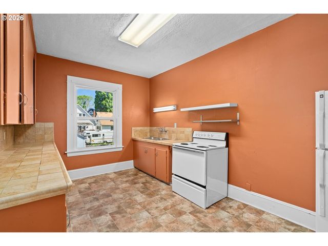535 Ne KNOTT St, Portland, OR 97212