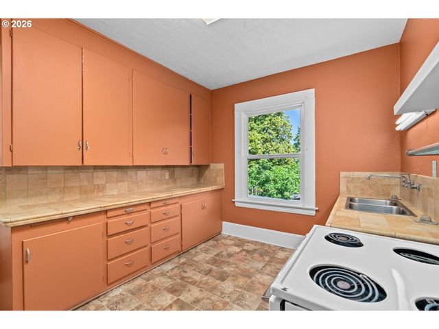 535 Ne KNOTT St, Portland, OR 97212