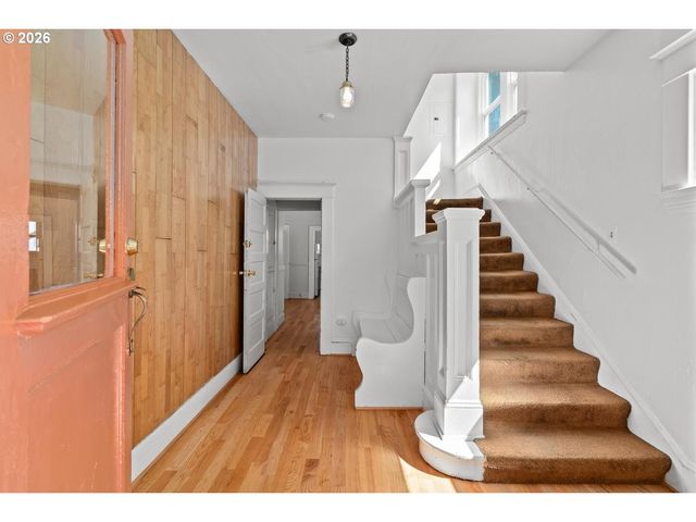 535 Ne KNOTT St, Portland, OR 97212