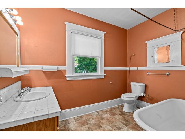 535 Ne KNOTT St, Portland, OR 97212