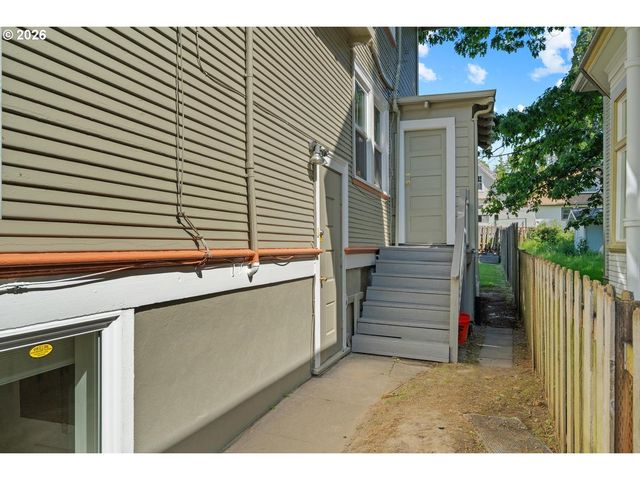 535 Ne KNOTT St, Portland, OR 97212