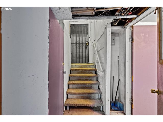 535 Ne KNOTT St, Portland, OR 97212