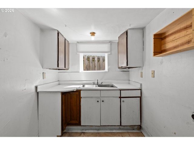 535 Ne KNOTT St, Portland, OR 97212