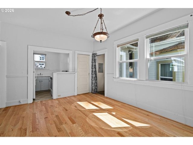 535 Ne KNOTT St, Portland, OR 97212