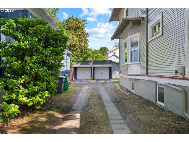 535 Ne KNOTT St, Portland, OR 97212