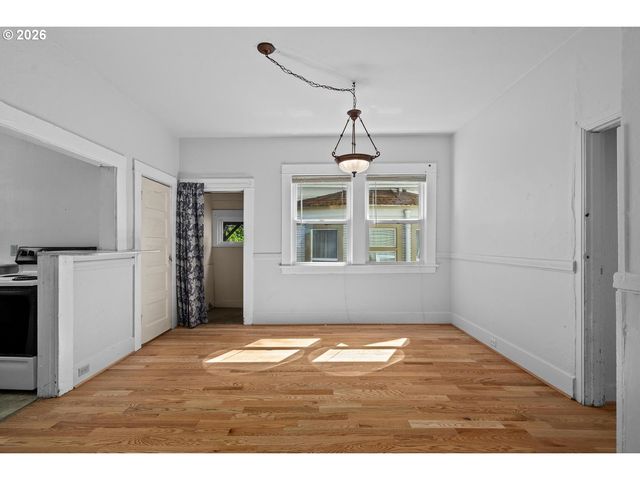 535 Ne KNOTT St, Portland, OR 97212