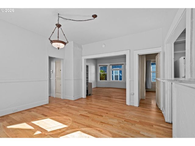 535 Ne KNOTT St, Portland, OR 97212