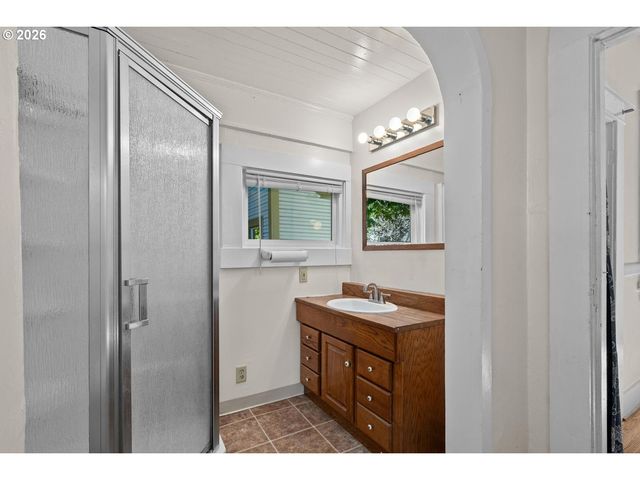 535 Ne KNOTT St, Portland, OR 97212
