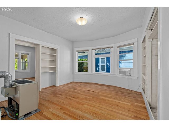 535 Ne KNOTT St, Portland, OR 97212
