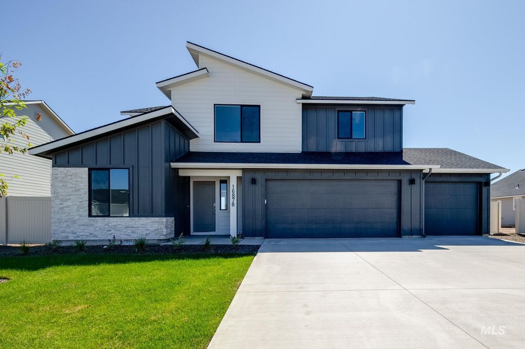 840 Strike Eagle St, Mountain Home, ID 83647