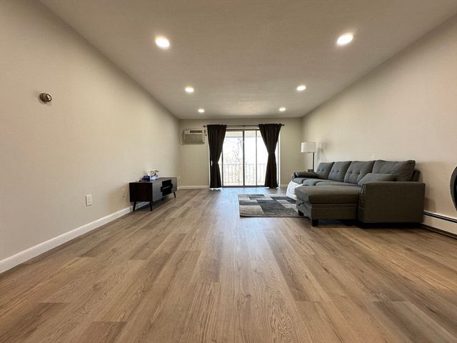 73 Charlesbank Rd 306, Newton, MA 02458