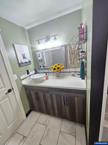 267 N 5th St, Jefferson, OR 97352