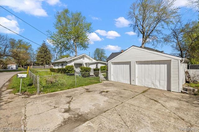 1801 Beechcroft Street, Keego Harbor, MI 48320