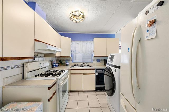 1801 Beechcroft Street, Keego Harbor, MI 48320