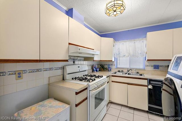 1801 Beechcroft Street, Keego Harbor, MI 48320