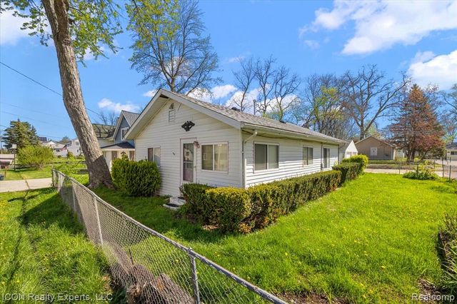 1801 Beechcroft Street, Keego Harbor, MI 48320