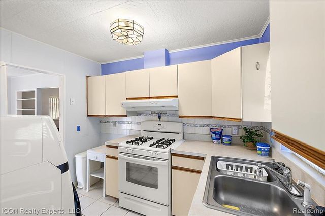 1801 Beechcroft Street, Keego Harbor, MI 48320