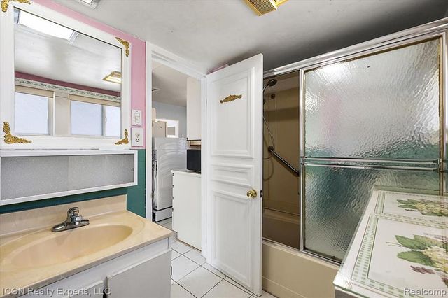 1801 Beechcroft Street, Keego Harbor, MI 48320
