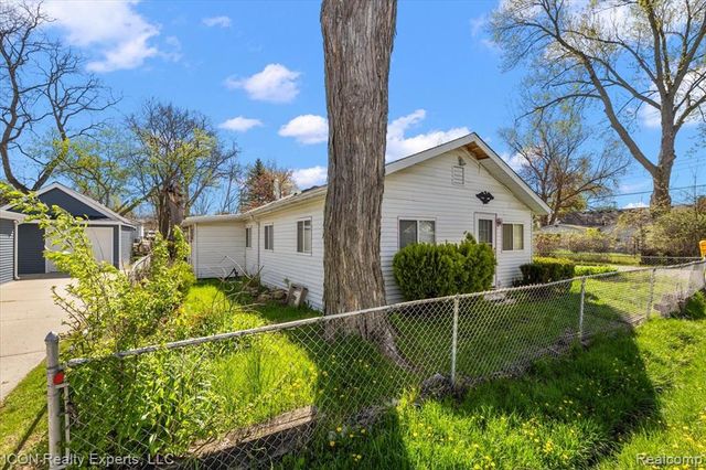 1801 Beechcroft Street, Keego Harbor, MI 48320