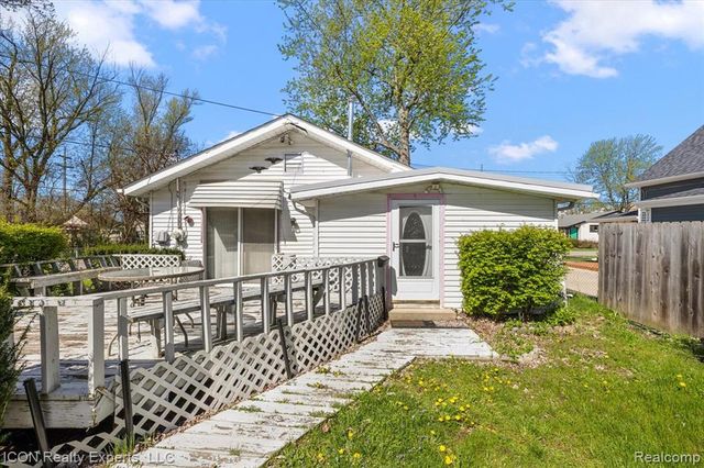 1801 Beechcroft Street, Keego Harbor, MI 48320