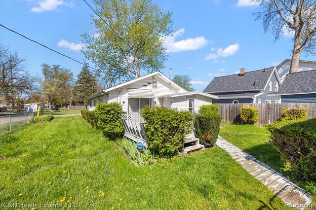 1801 Beechcroft Street, Keego Harbor, MI 48320