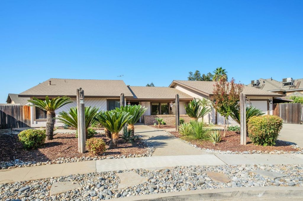 Image 1 of property listing at 8507 N Akron Avenue, Fresno, CA 93720