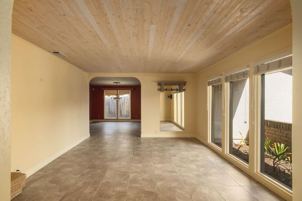 Image 11 of property listing at 8507 N Akron Avenue, Fresno, CA 93720