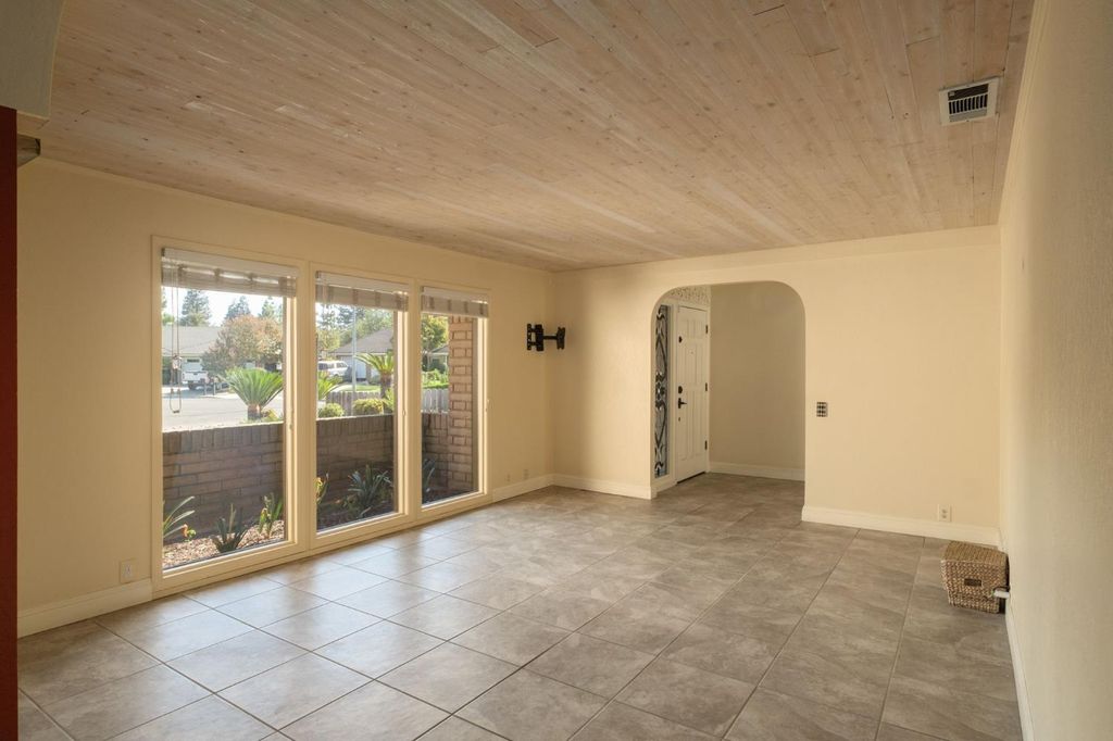 Image 13 of property listing at 8507 N Akron Avenue, Fresno, CA 93720