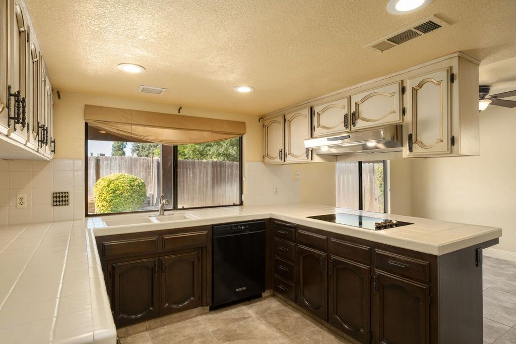 Image 17 of property listing at 8507 N Akron Avenue, Fresno, CA 93720