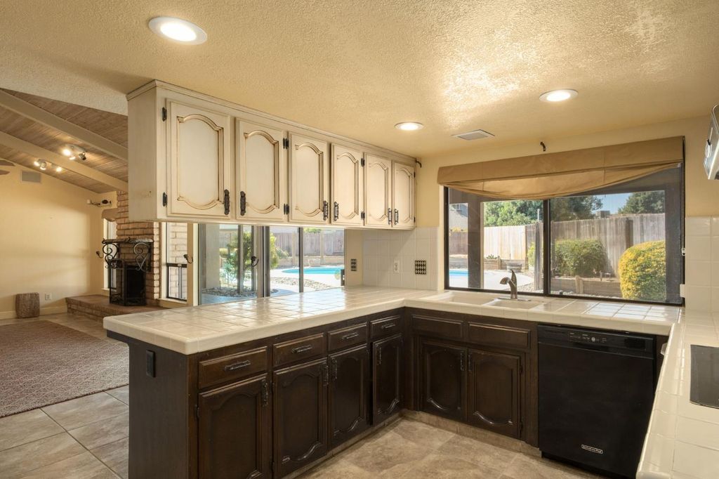 Image 18 of property listing at 8507 N Akron Avenue, Fresno, CA 93720