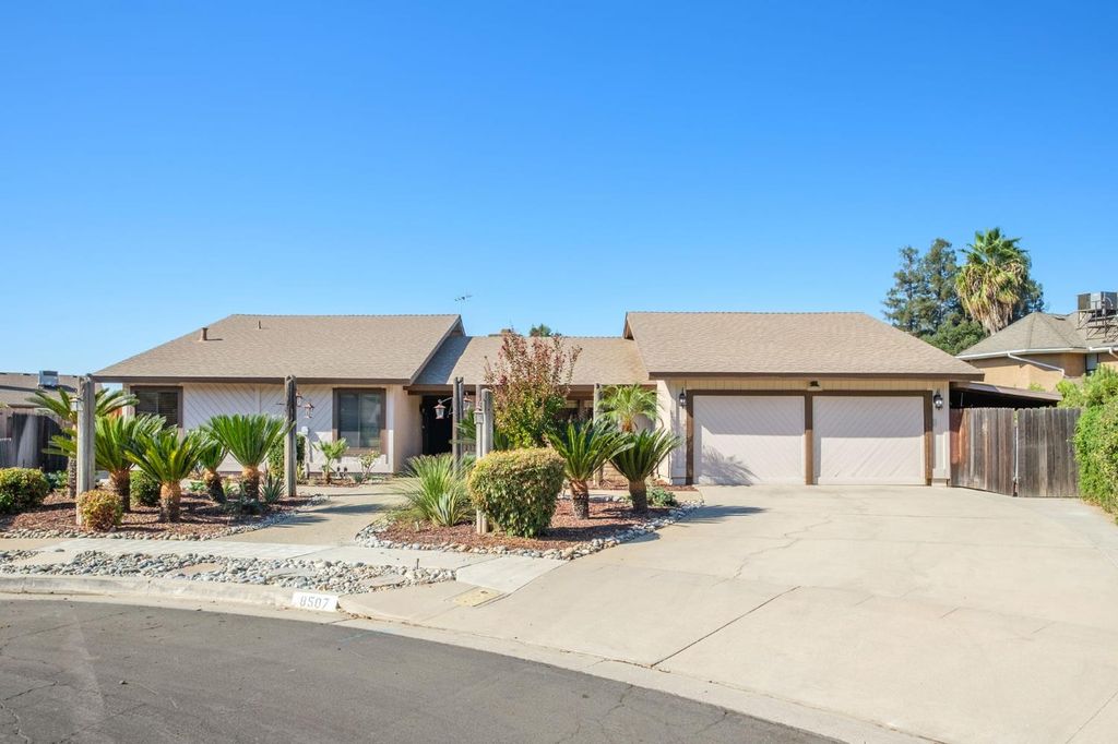 Image 2 of property listing at 8507 N Akron Avenue, Fresno, CA 93720