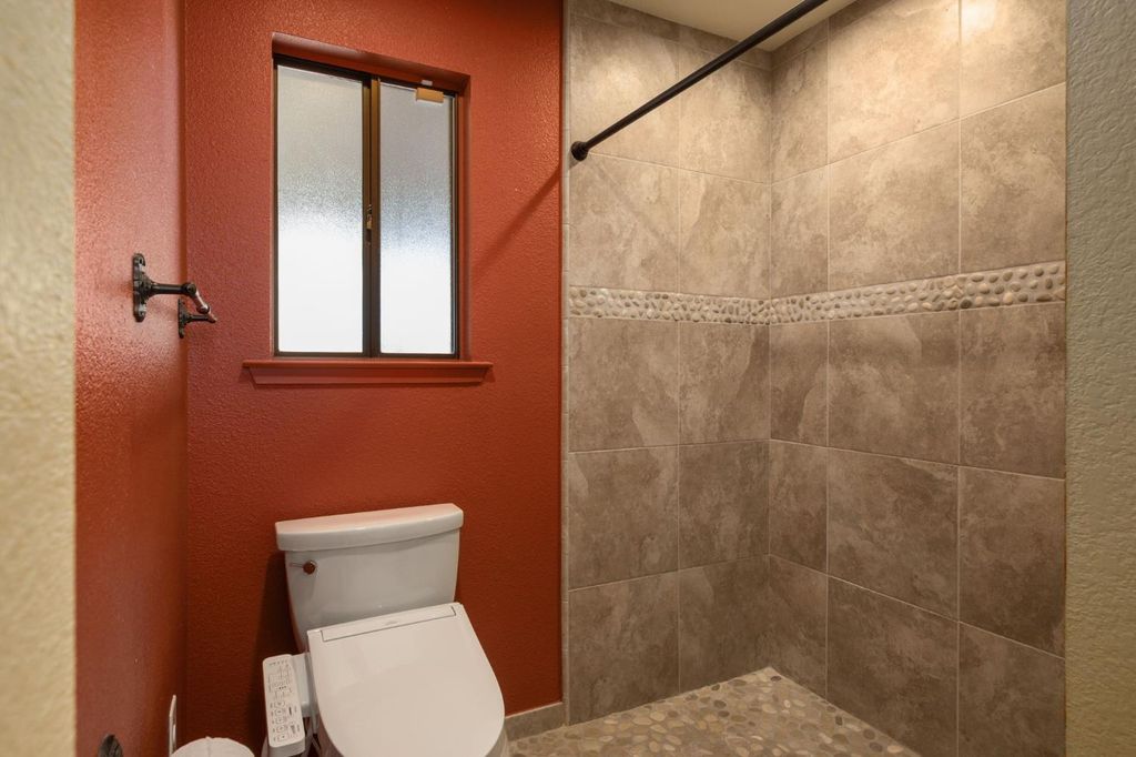 Image 27 of property listing at 8507 N Akron Avenue, Fresno, CA 93720