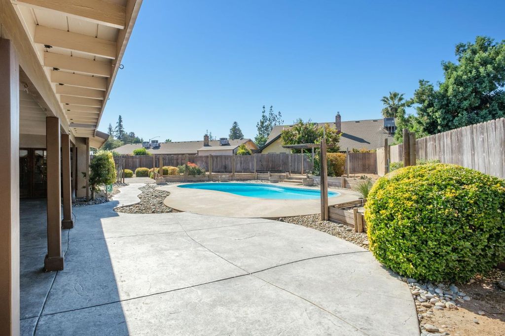 Image 38 of property listing at 8507 N Akron Avenue, Fresno, CA 93720