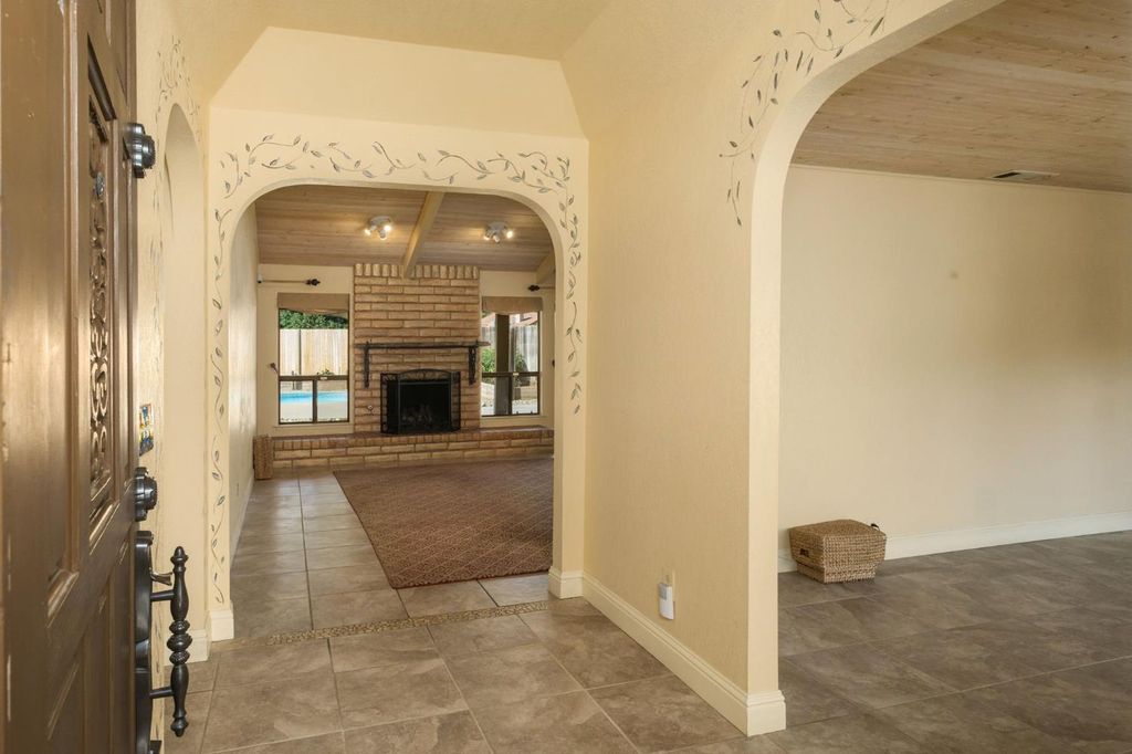 Image 4 of property listing at 8507 N Akron Avenue, Fresno, CA 93720