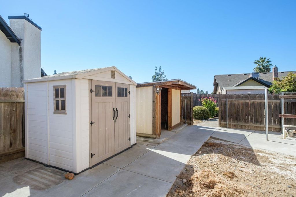 Image 42 of property listing at 8507 N Akron Avenue, Fresno, CA 93720