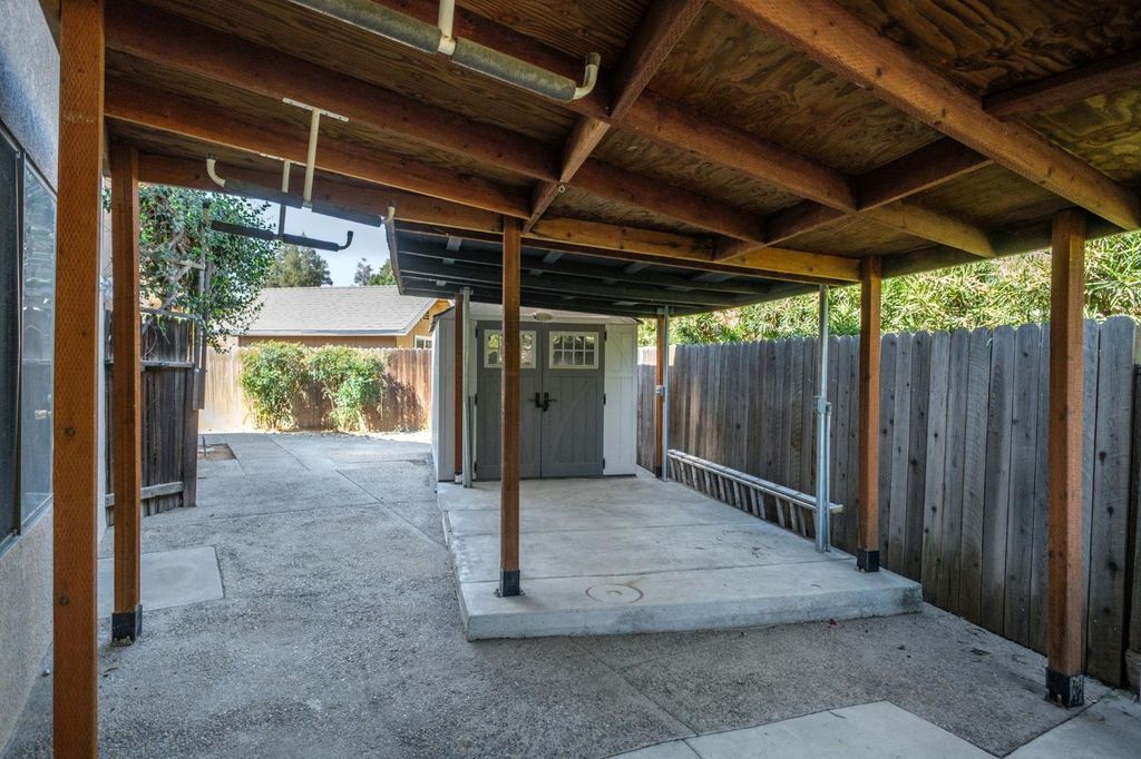 Image 43 of property listing at 8507 N Akron Avenue, Fresno, CA 93720