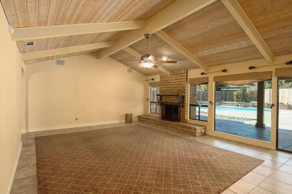 Image 7 of property listing at 8507 N Akron Avenue, Fresno, CA 93720