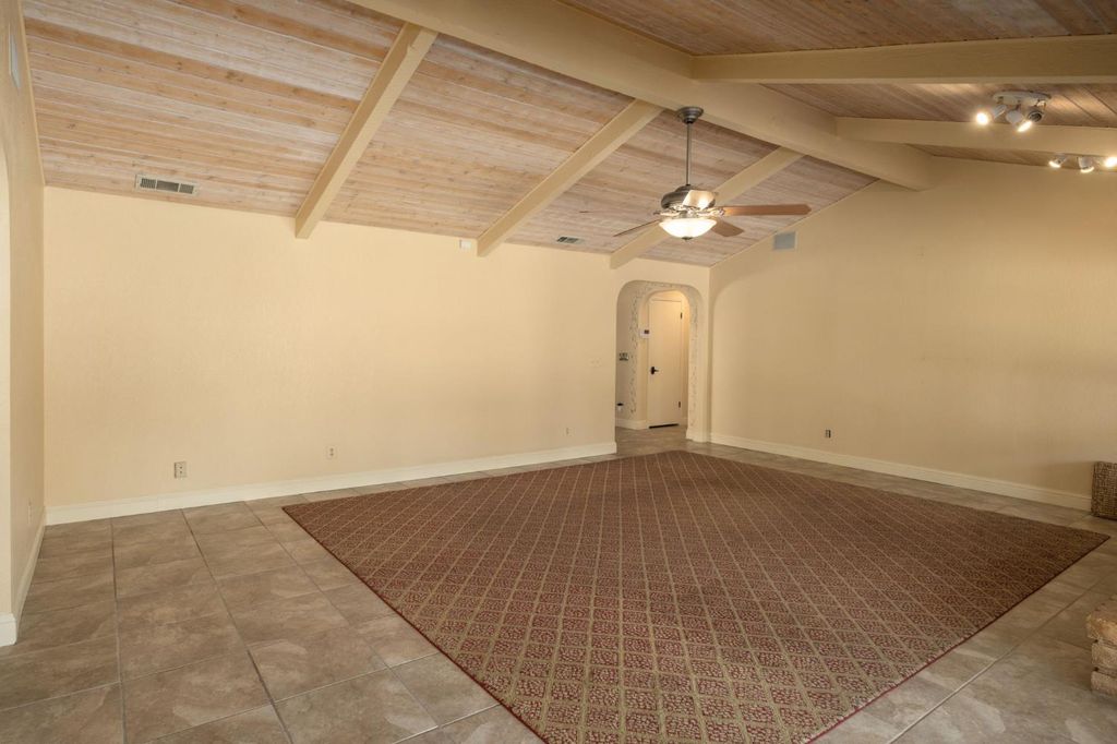 Image 8 of property listing at 8507 N Akron Avenue, Fresno, CA 93720