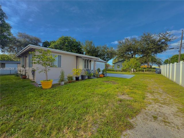 6137 Garfield St, Hollywood, FL 33024
