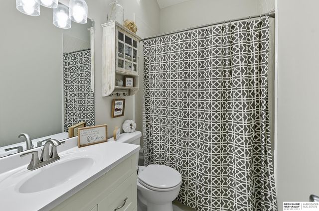 6727 N 110 Street, Omaha, NE 68164