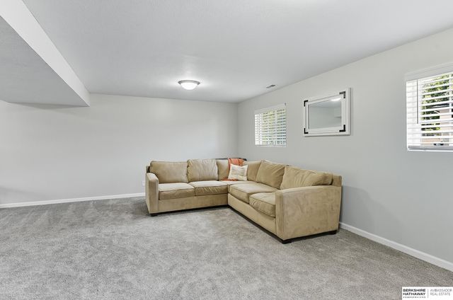 6727 N 110 Street, Omaha, NE 68164