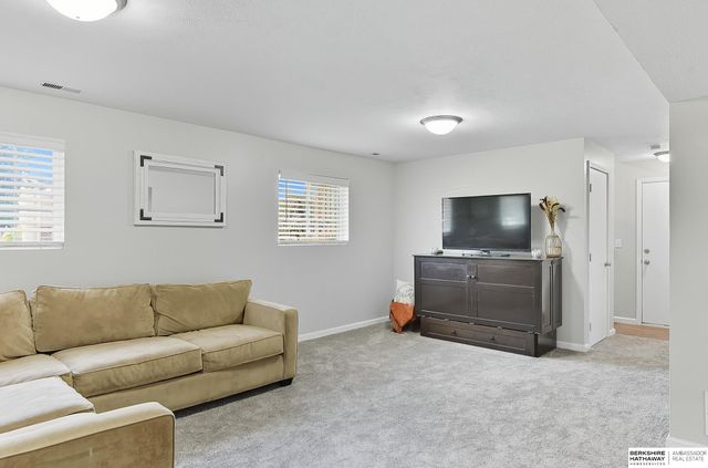 6727 N 110 Street, Omaha, NE 68164