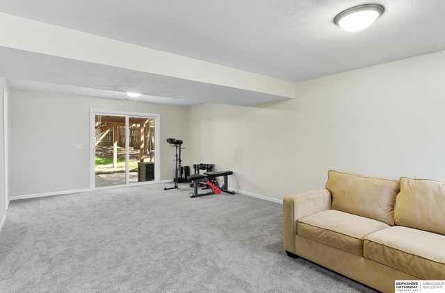 6727 N 110 Street, Omaha, NE 68164