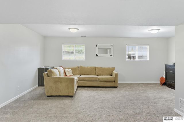 6727 N 110 Street, Omaha, NE 68164