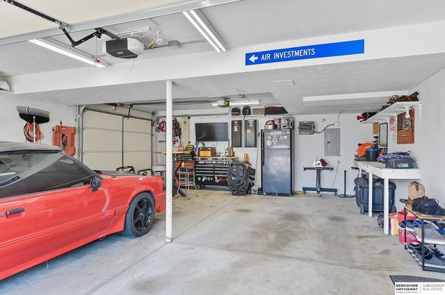 6727 N 110 Street, Omaha, NE 68164