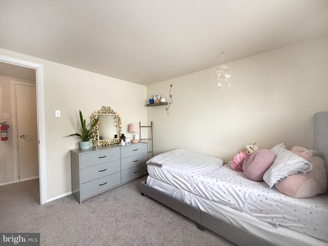 60 CALEDONIA DR, Warminster, PA 18974