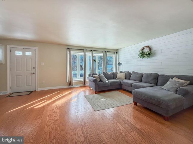 60 CALEDONIA DR, Warminster, PA 18974