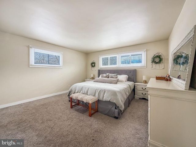 60 CALEDONIA DR, Warminster, PA 18974