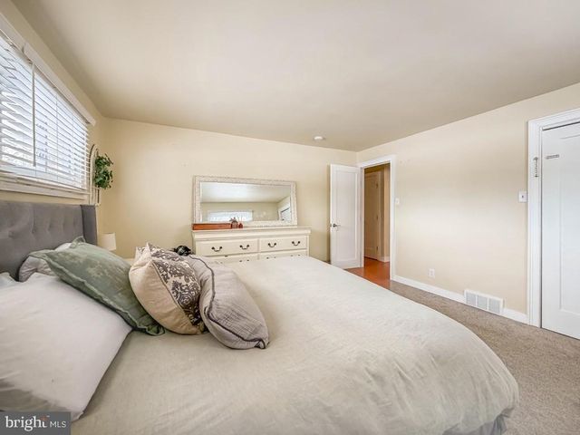 60 CALEDONIA DR, Warminster, PA 18974