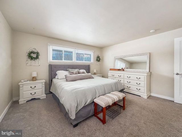 60 CALEDONIA DR, Warminster, PA 18974